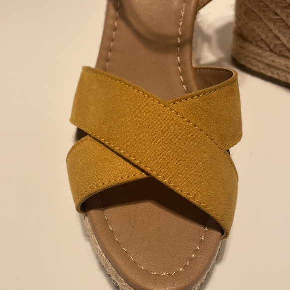 Yellow Wedges! - Picture 3 of 6